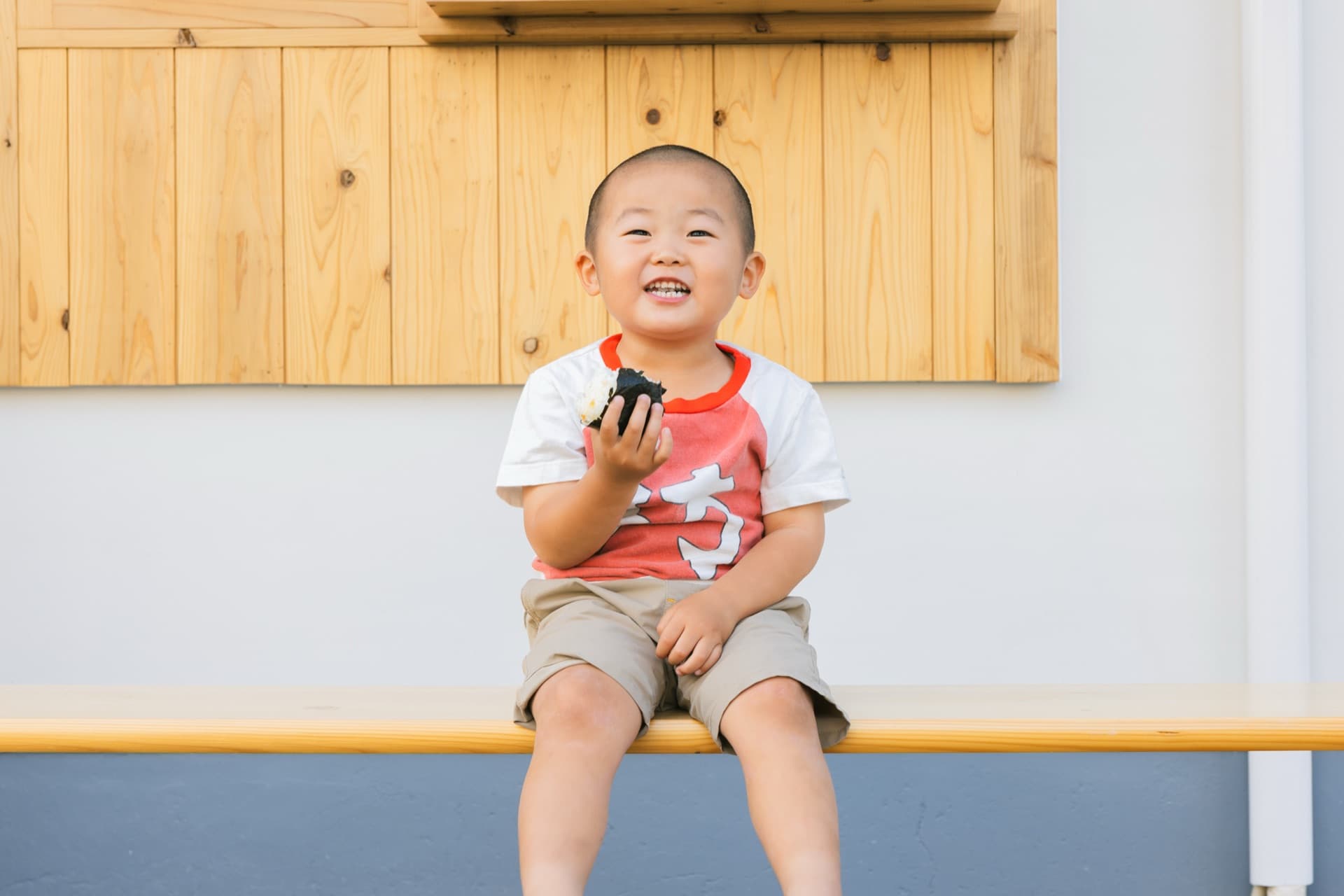 おにぎりを手にする笑顔の男の子