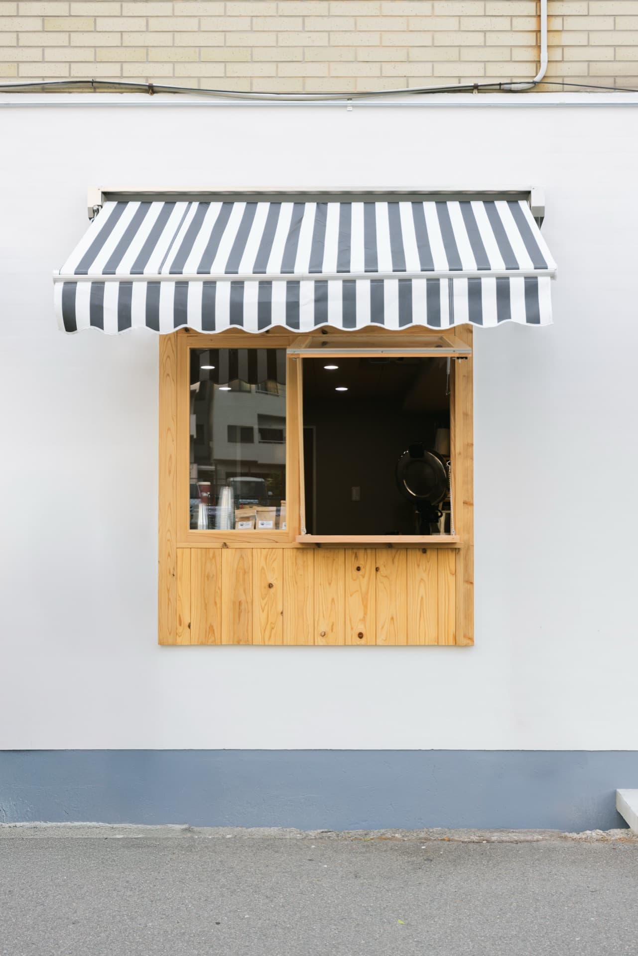 いこいスタンドの外観（ストライプ屋根の販売窓）