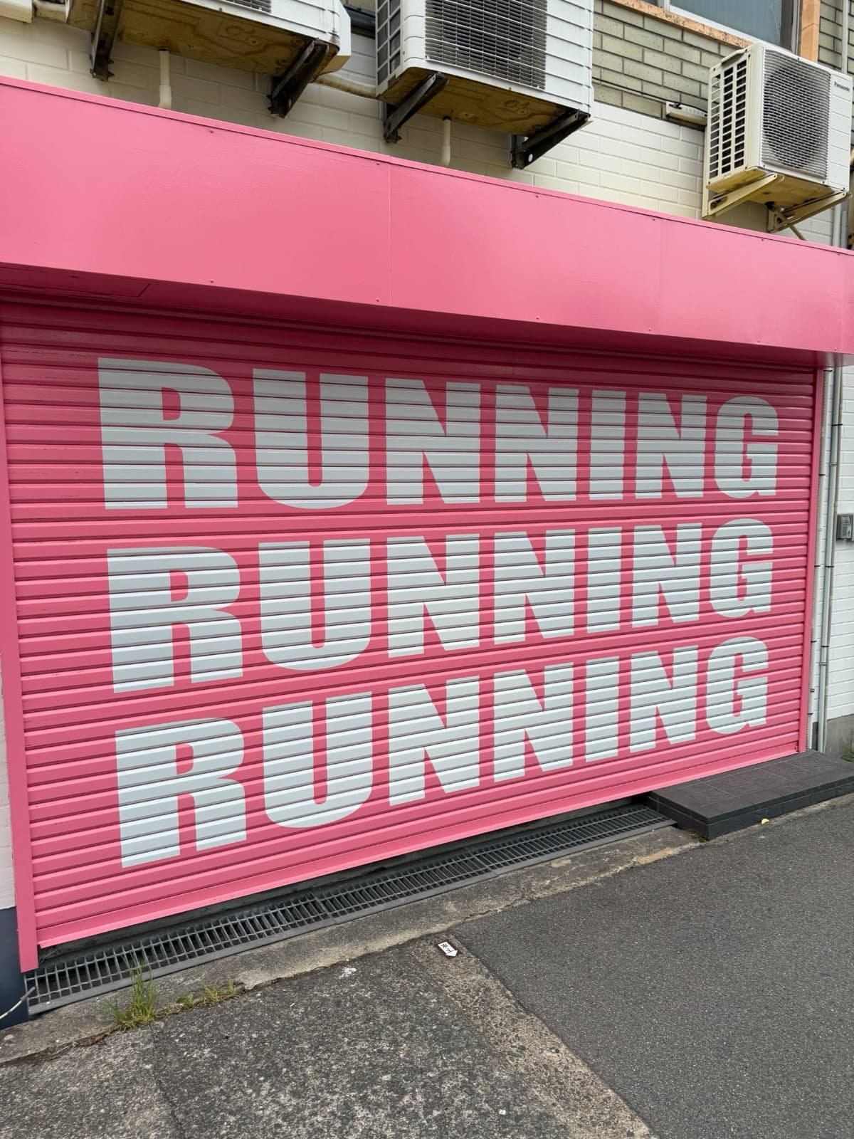 店舗入口のピンクシャッター